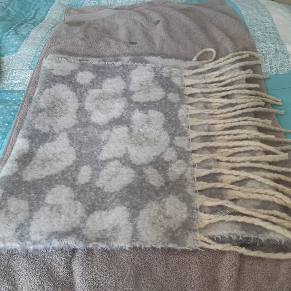 Scarf - Picture 1 of 3